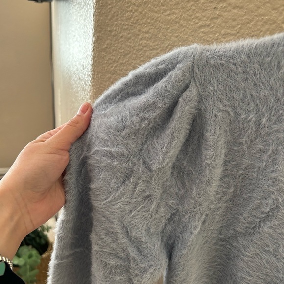 ASTR The Label V-Neck Fuzzy sweater w/puff sleeves😻 - Picture 5 of 6